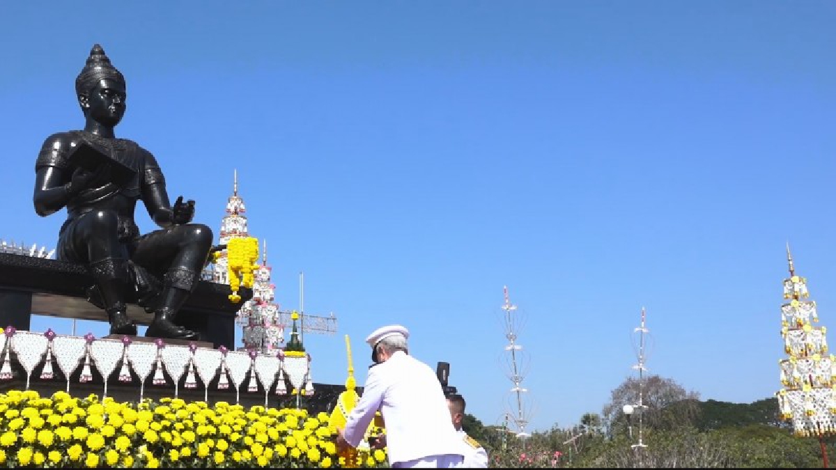 องคมนตรี ผู้แทนพระองค์วางพานพุ่มวันพ่อขุนรามคำแหงมหาราช อุทยานประวัติศาสตร์สุโขทัย