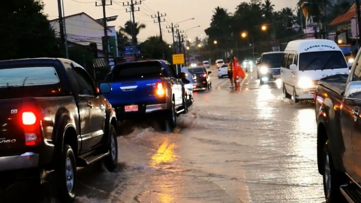 กระบี่ ! ฝนตกต่อเนื่องนานกว่า 2 ชั่วโมง ทำน้ำป่าหลากท่วมถนนหลายสาย (คลิป)