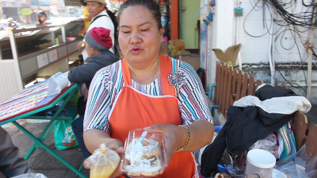 ชีวิตต้องสู้!! แม่ค้ากล้วยปิ้งสู้ชีวิต ยึดอาชีพนี้มานานกว่า20 ปี มีกำไรไม่มาก  แต่สามารถส่งลูกเรียนจบปริญญาตรีได้  (มีคลิป)