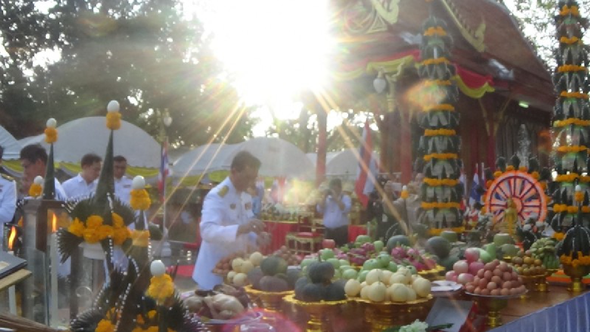 วันกองทัพไทย..!! วันยุทธหัตถีสมเด็จพระนเรศวรมหาราช พสกนิกรชาวปราจีนฯจัดพิธีวางพวงมาลา-บวงสรวงอนุสาวรีย์ศาลสมเด็จพระนเรศวรมหาราช (คลิป)