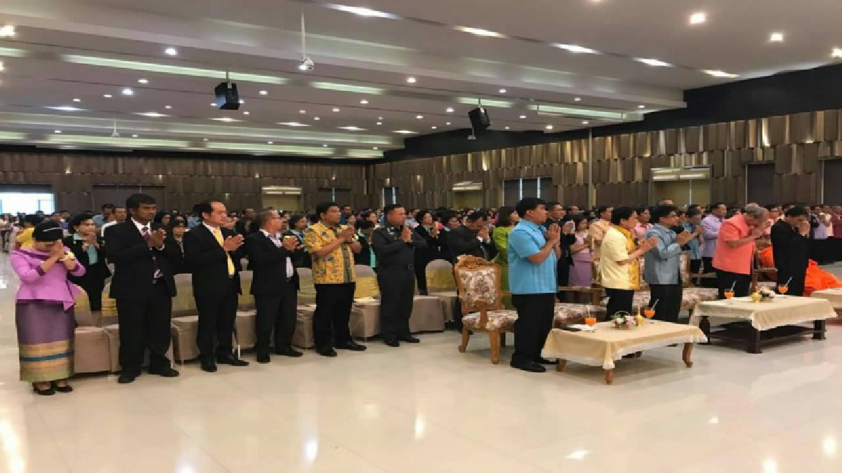 บุคลากรทางการศึกษาในจังหวัดสุราษฎร์ธานี พร้อมใจร่วมงานวันครูในส่วนภูมิภาค ประจำปี 2561 เพื่อระลึกถึงพระคุณบูรพาจารย์