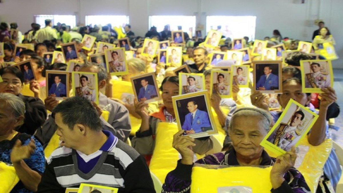 ปลื้มปิติ.....มอบผ้าห่มกันหนาวพระราชทาน 2 อำเภอในจังหวัดพิษณุโลก 1,500 ผืน