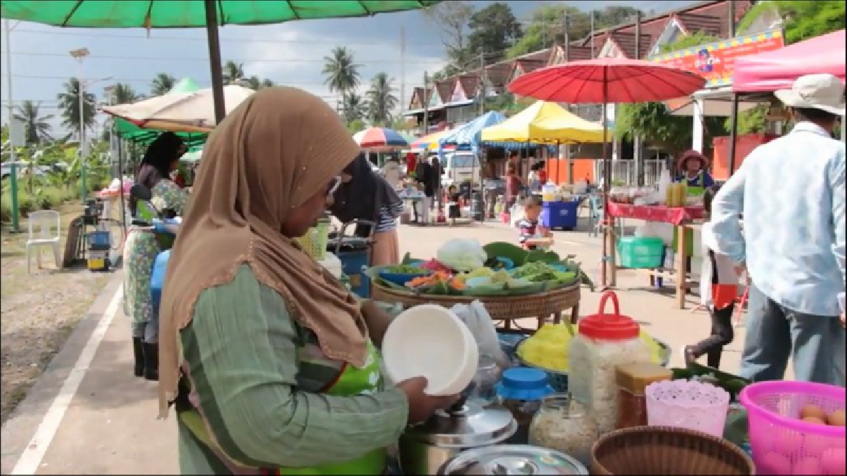 เปิดตลาดต้นปริกกรีนมาเก็ตเน้นพืชผักพื้นบ้านอาหารพื้นเมืองแบบพอเพียง (ชมคลิป)