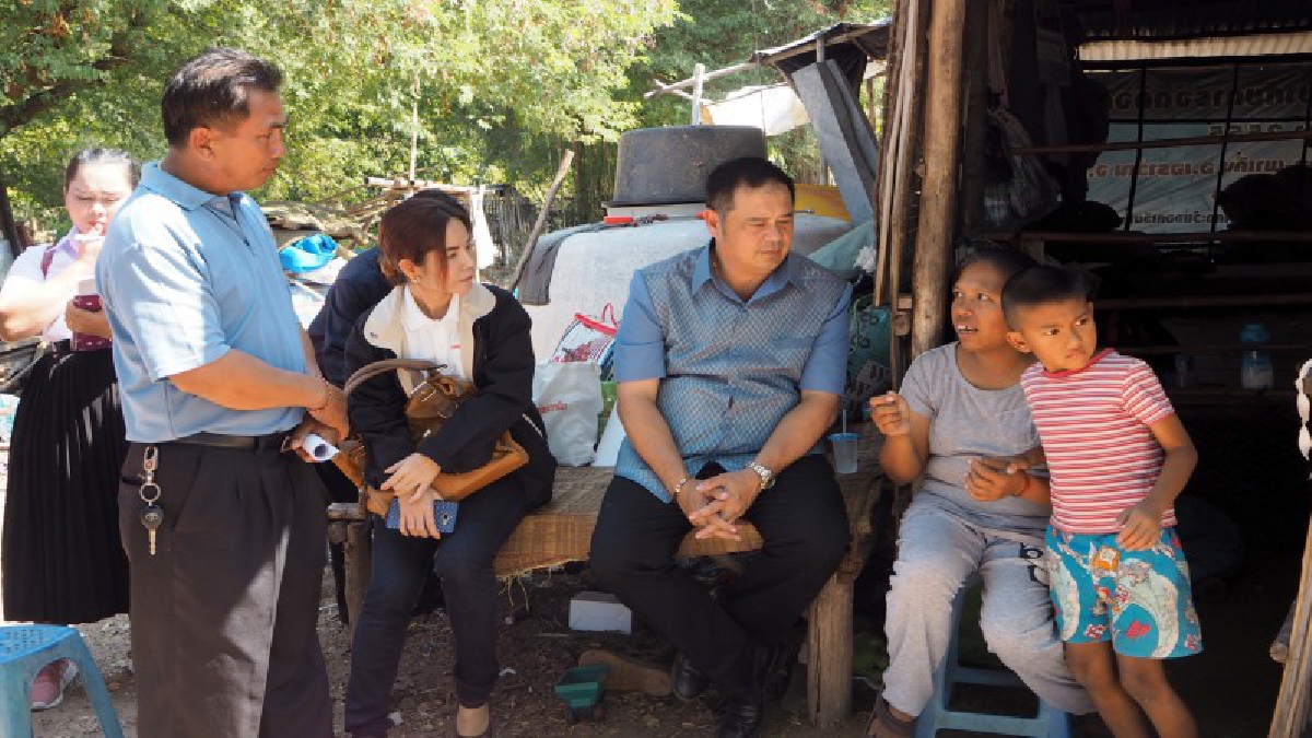 เปิดความจริง ! 2 เฟซบุ๊คดัง แจงกรณีข่าวช่วยสองแม่ลูกผู้ยากไร้ เด็กนักเรียนไม่มีตังส์ซื้อข้าวกลางวันกิน !?! (คลิป)