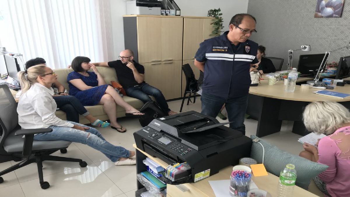 ตร.ร่วมสาธารณะสุข บุกค้นบริษัทคอลเซ็นเตอร์ 4 จุดทั่วชลบุรี เผย..รับจ้างขายสินค้าเพื่อสุขภาพ แต่โฆษณาอวดอ้างสรรพคุณเกินจริง (คลิป)