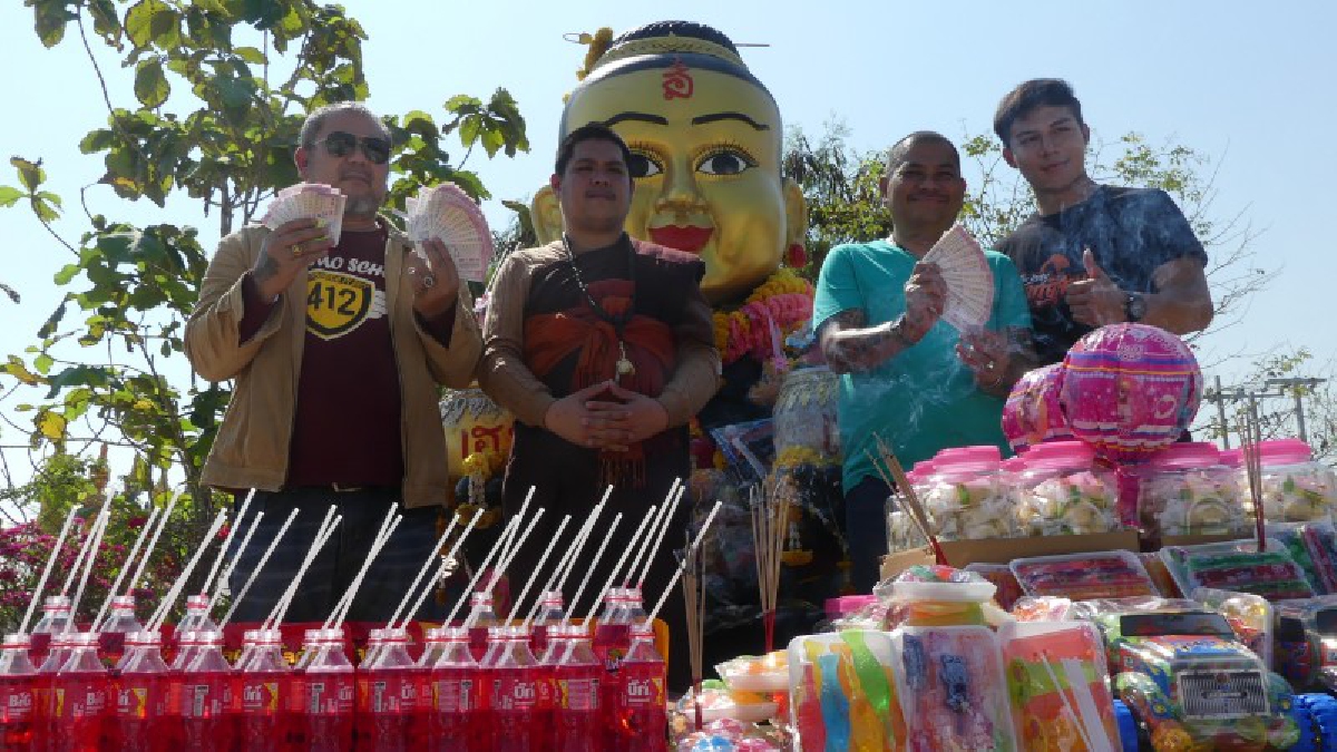 ปทุมธานี โป๊งเหน่ง เชิญยิ้มแก้บนบวงสรวงกุมารทองเจ้าสัวเฮงหลังถูกหวย140คู่