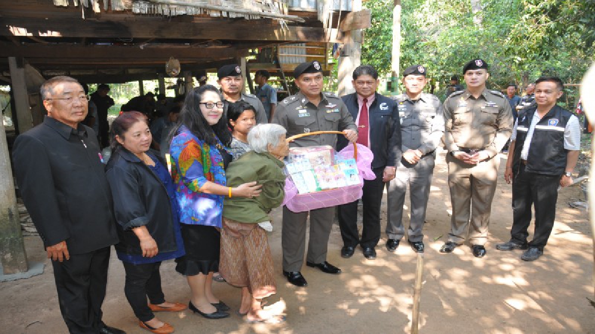 เรามาช่วยแล้ว!! เจ้าหน้าที่ตำรวจประสานความร่วมมือนักเรียนนักศึกษา ภาครัฐภาคเอกชน ร่วมด้วยช่วยกันทำความดีเพื่อพ่อซ่อมบ้านให้ผู้ประสบภัย