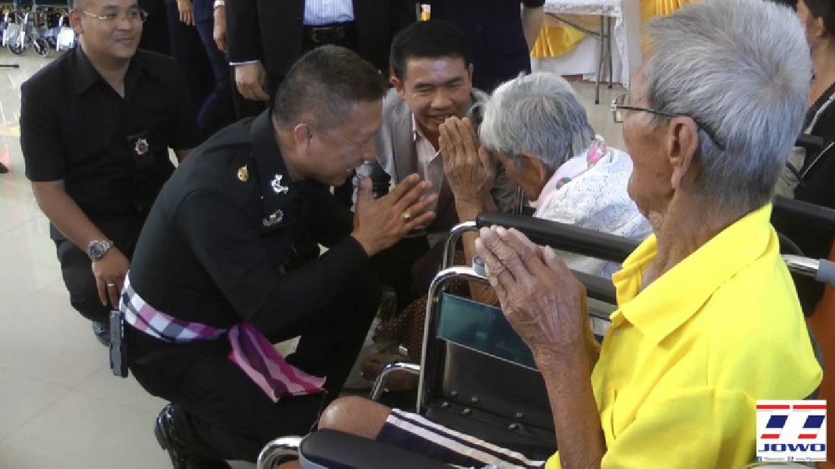 โคราช..!! รองแม่ทัพภาคที่ 2 มอบรถวีลแชร์ แก่ผู้ป่วยติดเตียงและคนพิการในพื้นที่