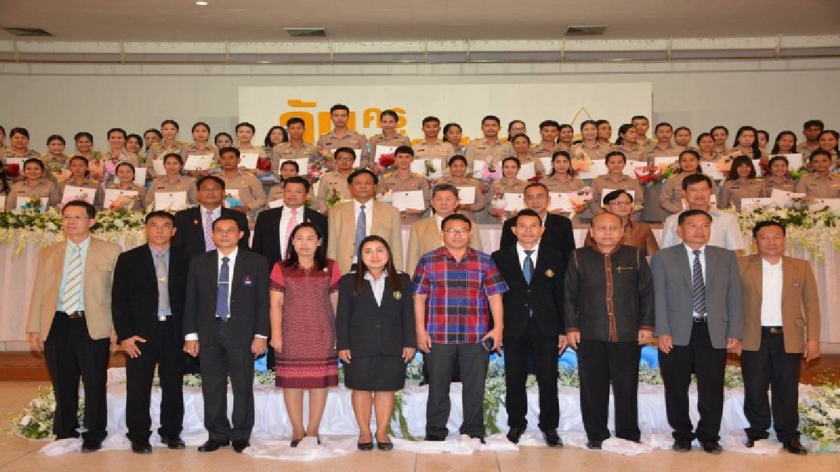 ศรีสะเกษ..!! นศ.คณะครุศาสตร์กว่า 1,000 คน แห่แสดงความยินดีกับรุ่นพี่ที่สอบครูได้ (ชมคลิป)