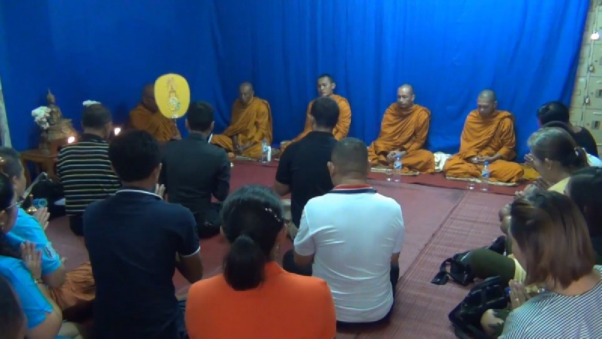 ตำรวจชุดปราบปรามยาเสพติดจัดพิธีทำบุญตักบาตรอุทิศส่วนบุญส่วนกุศลให้แก่เจ้าหน้าที่ผู้ล่วงลับ (ชมคลิป)