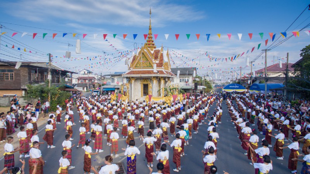 สุดยิ่งใหญ่!! อลังการประเพณีแห่ไข่เซ่นไหว้ศาลปู่ตา บูชาบรรพบุรุษ อ.ท่าตูม จ.สุรินทร์  (ชมคลิป)
