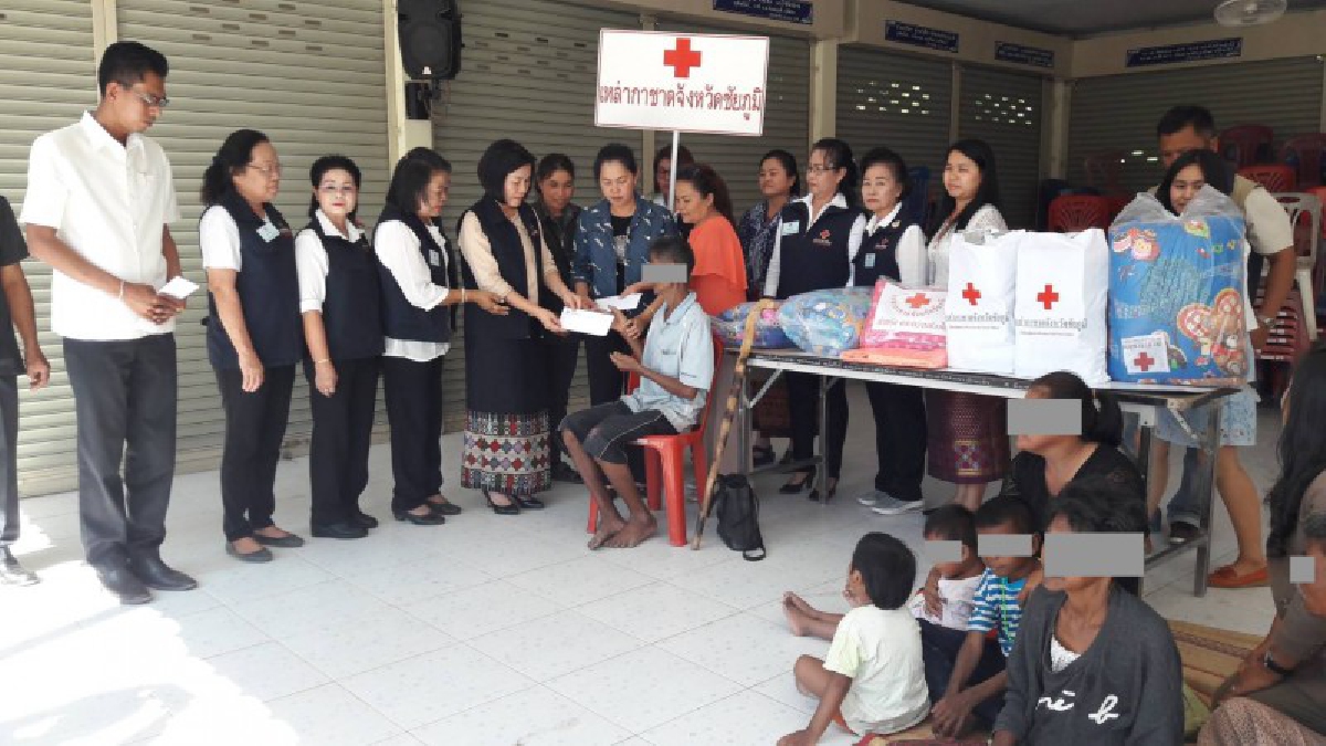 ชัยภูมิ.!! กาชาดจังหวัด เร่งเยียวยาด.ญ.3 ขวบนั่งเฝ้าศพแม่ พบครอบครัวสุดยากไร้ เตรียมหาทางช่วยเหลือที่ยั่งยืนต่อไป