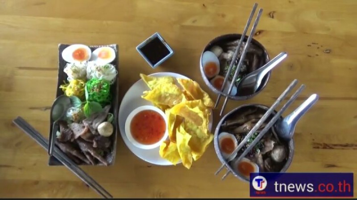 ก๋วยเตี๋ยวเป่าปากชามกะลากำแพงเพชร เปิดมานาน 4 ปี ยังเด็ดเหมือนเดิม รสชาติจัดจ้าน บรรยากาศร้านหน้านั่ง ราคาพื้นฐานเปิดตั้งแต่เช้ายันค่ำ