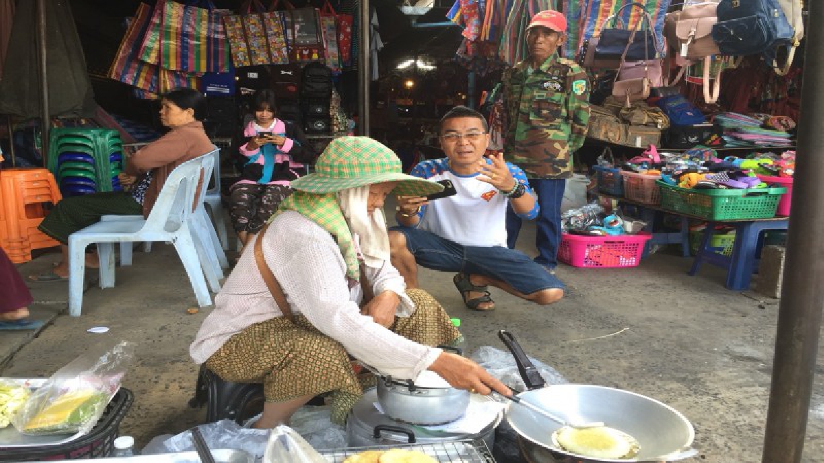 สู้ชีวิตด้วยลำแข้ง.!! แม่เฒ่าวัย74 ทอดขนมฝักบัว-ทำขนมโบราณพื้นเมือง และปลูกผักขาย มีรายได้ 400-500 บาทต่อวัน สุขใจไม่เป็นภาระลูกหลาน