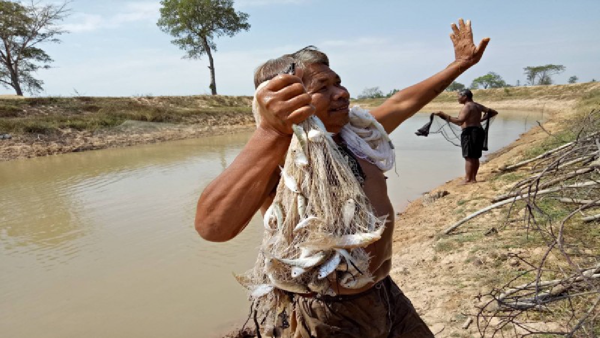 มิตรภาพ!! ปราชญ์แห่งสายน้ำ &ldquo;นักล่าภูธร&rdquo; วิถีความสุขแบบบ้านๆ หว่านแหหาปลา ชายแดน ไทย-กัมพูชา ด้าน จ.สุรินทร์  (ชมคลิป)