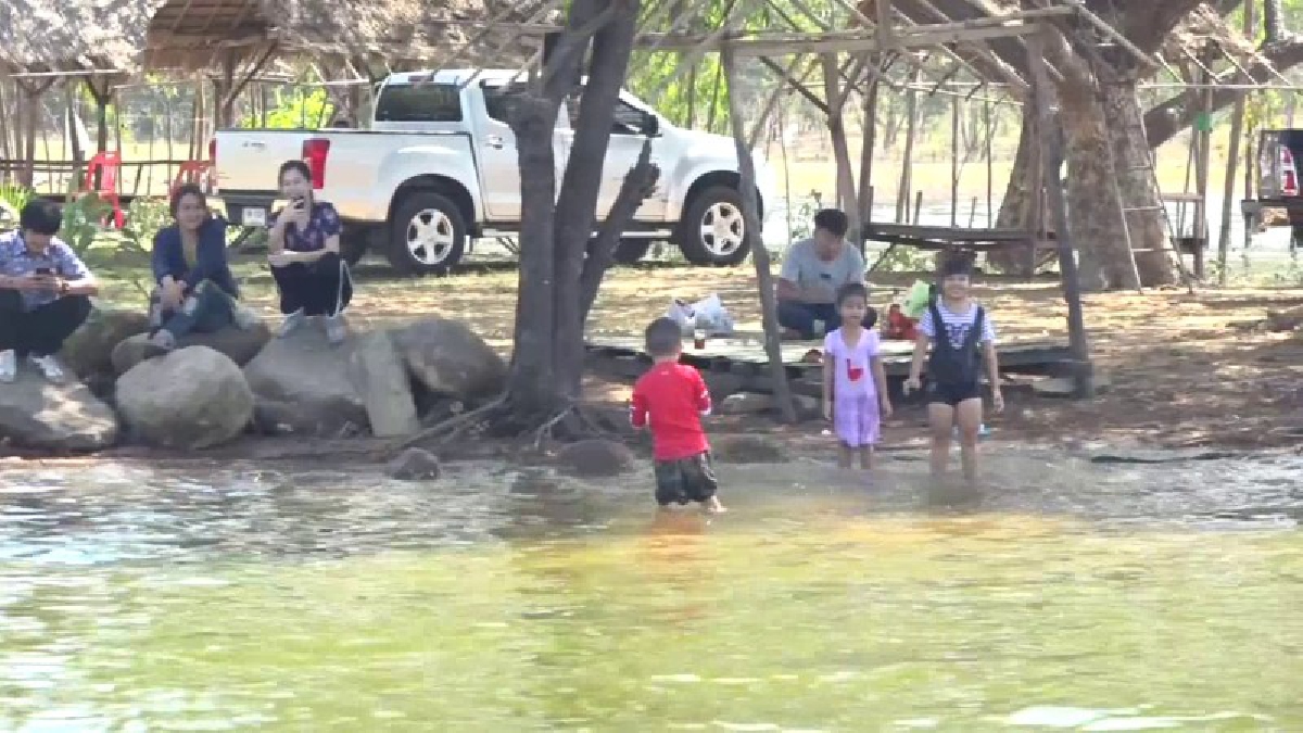 วันหยุดสุดสัปดาห์..นักท่องเที่ยวทั้งชาวไทยและประเทศเพื่อนบ้าน เดินทางมาล่องแพ ชมความงามของอ่างเก็บน้ำเขื่อนอุบลรัตน์กันอย่างคึกคัก..!!
