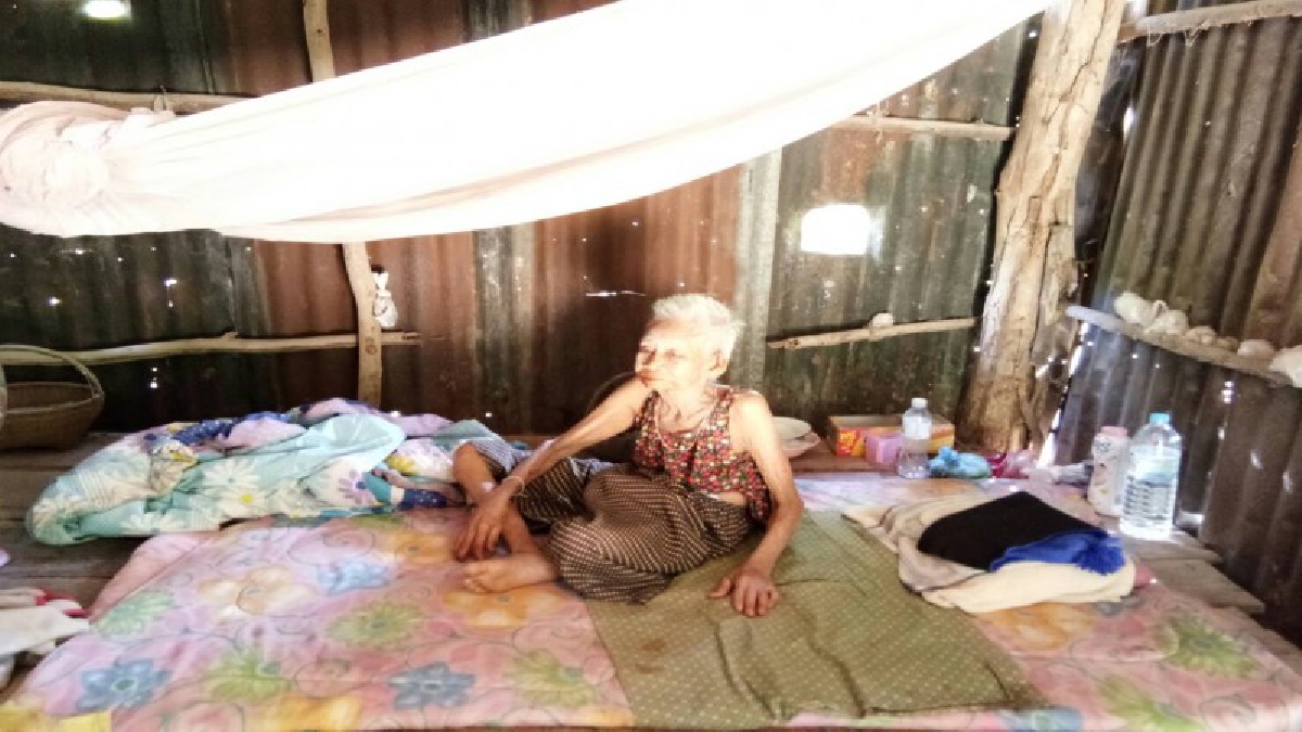 แสนเวทนา ! คุณยายวัย 90 ถูกทิ้งให้อยู่ภายในสวนตามลำพัง ไร้คนเหลียวแลนานกว่า 20 ปี พบสภาพในบ้านสุดบรรยาย (คลิป)