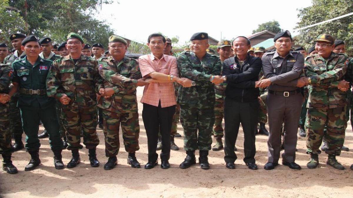 ทหารไทย-กัมพูชา ด้าน จ.ศรีสะเกษ แข่งขันกีฬาเชื่อมสัมพันธไมตรีอย่างสนุกสนานชื่นมื่น
