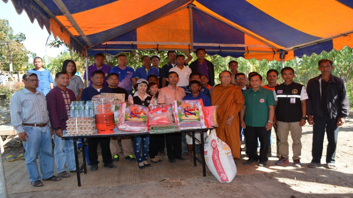 ศรีสะเกษ ! มูลนิธิหลวงปู่สรวง มอบสิ่งของซับน้ำตาชาวบ้าน ถูกไฟไหม้บ้านทั้งหลัง เจ้าของบ้านรอดตายหวุดหวิด (คลิป)