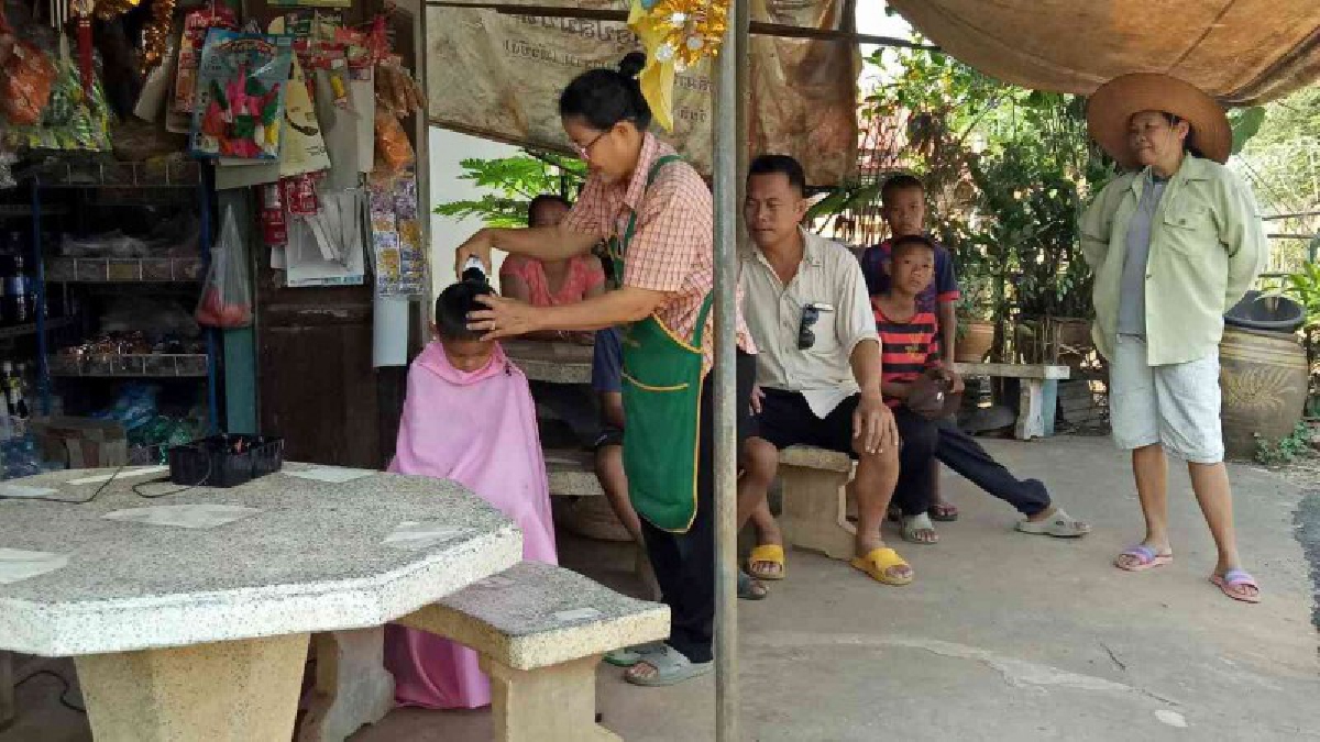 ของฟรีก็มีในโลก!?หม้ายสาววัย 53 น้ำใจงาม  ตัดผมเด็กนักเรียนยากจน-คนแก่ฟรี ส่วนคนทั่วไปครึ่งราคา ช่วยเศรษฐกิจชาวบ้าน!!!