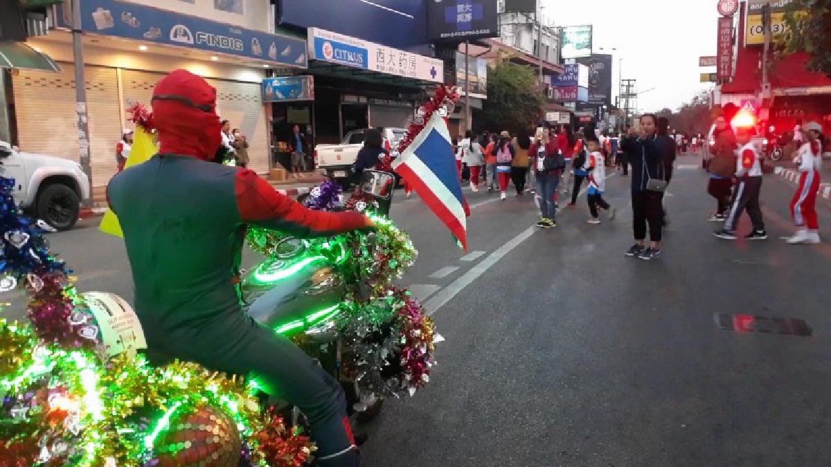 ซุปเปอร์ฮีโร่ มาเป็นกำลังใจให้ผู้ร่วมเดินการกุศลโรงเรียนจีน 8 สถาบันเชียงใหม่ครั้งที่ 1