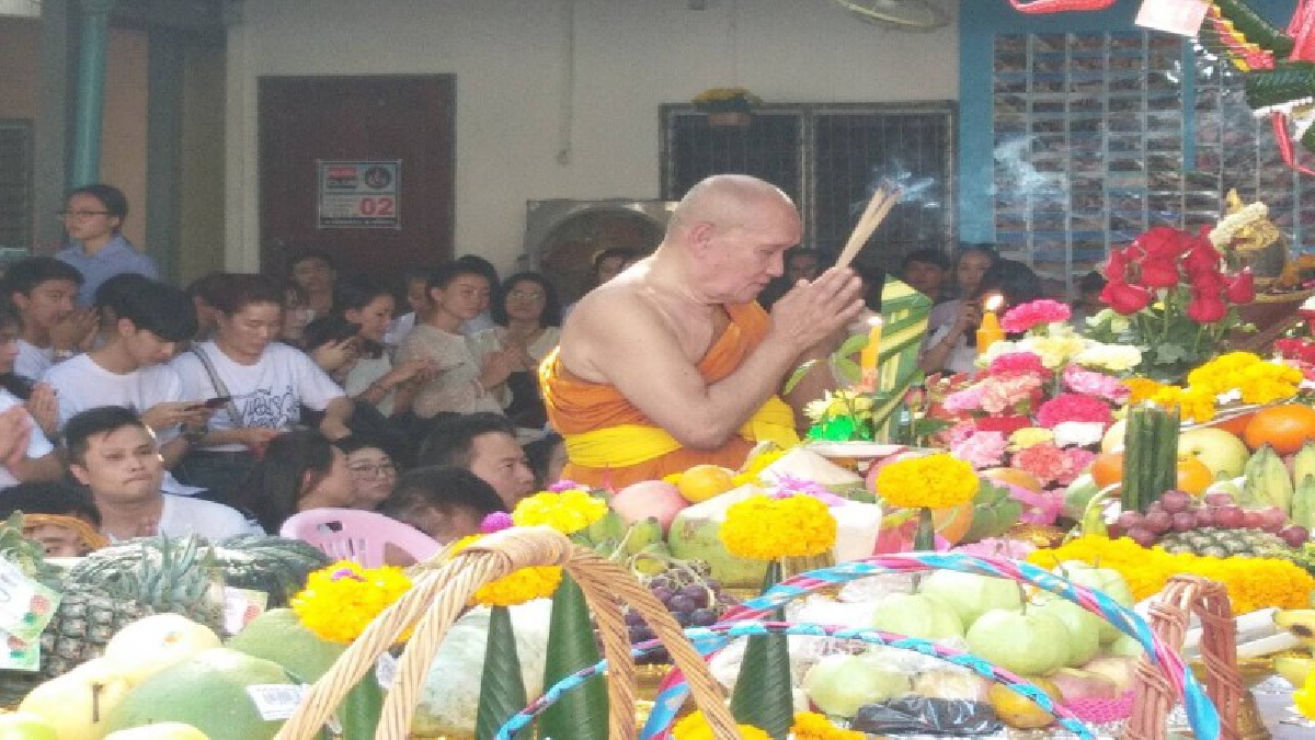 หลวงพ่อประทวนจัดพิธีไหว้ครู   ลูกศิษย์แห่ร่วมพิธีอย่างเนืองแน่น(มีคลิป)