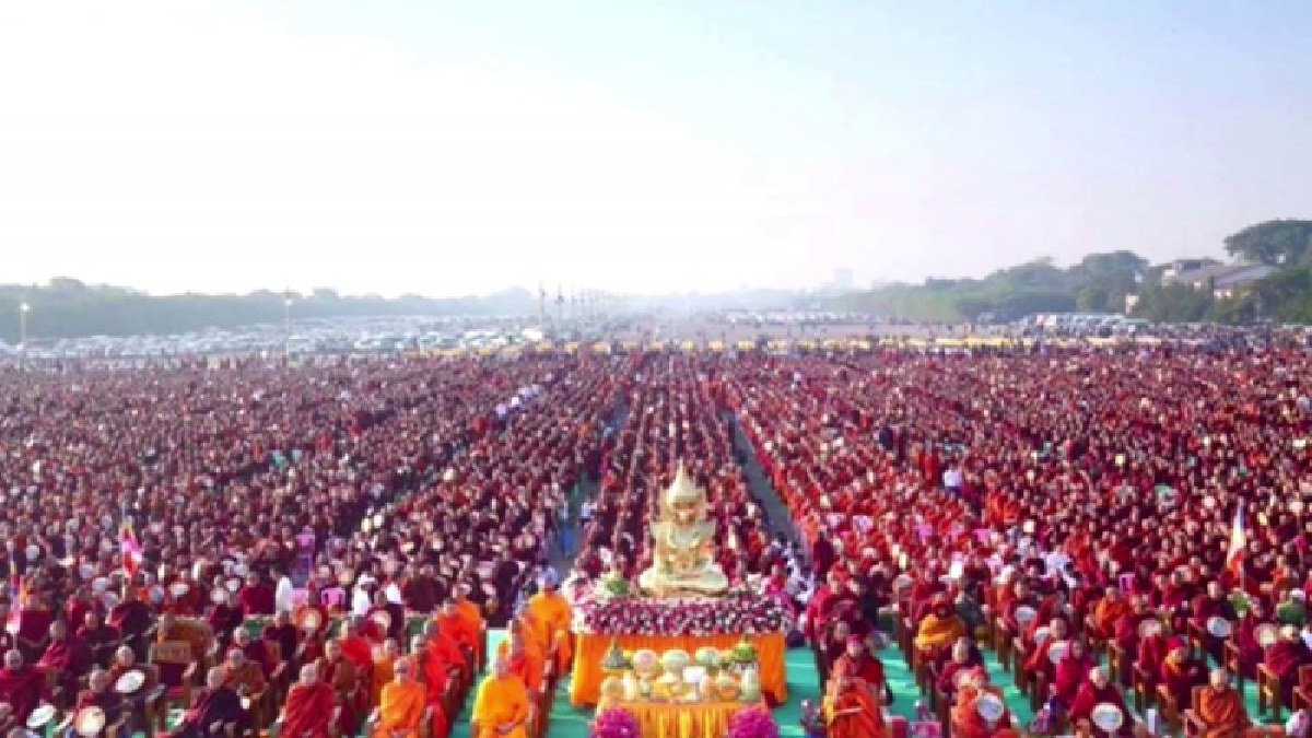 เครือข่ายธรรมกายแผ่ลัทธิไปเมียนมา นิมนต์พระกว่า 20,000 รูป รับบิณฑบาตร ใช้เสื่อกกแทนดอกดาวเรืองให้พระเหยียบ