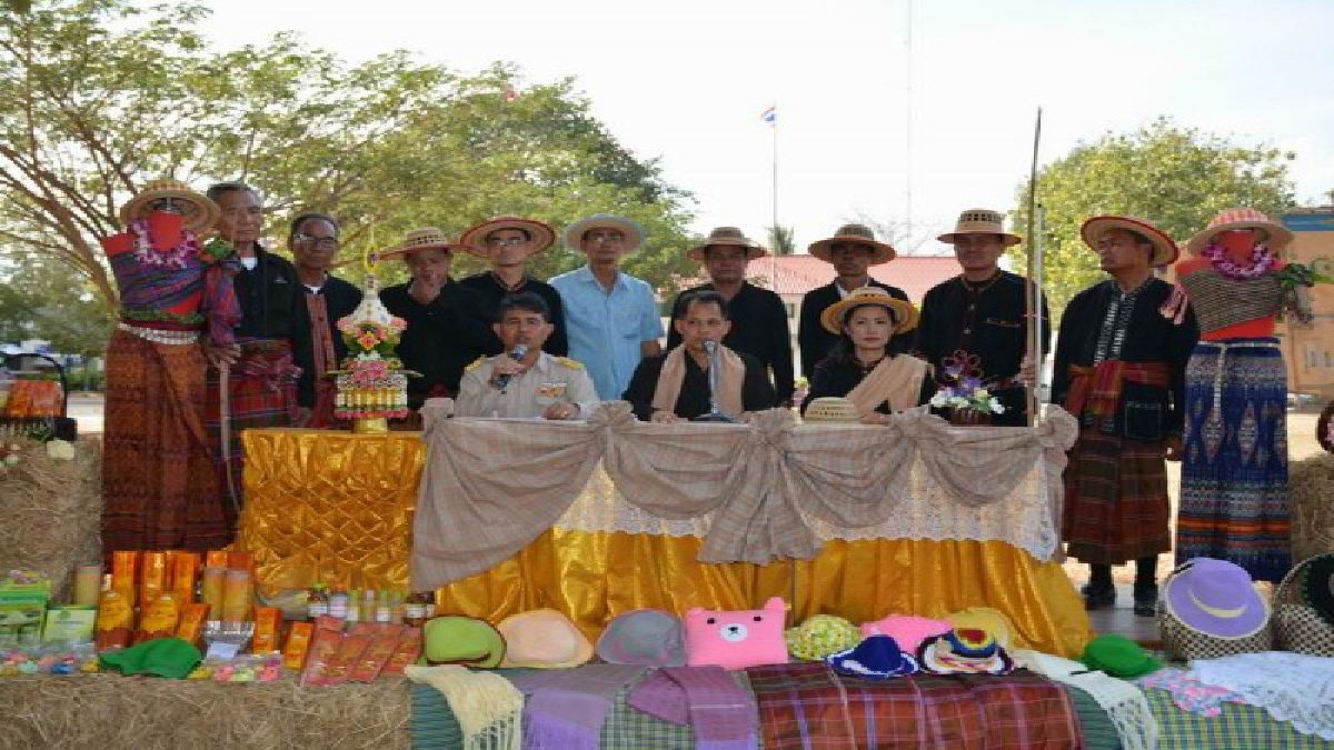 นอภ.โพธิ์ศรีสุวรรณ จ.ศรีสะเกษ เชิญสวมผ้าถุง-นุ่งโสร่ง ใส่หมวกไหลคาดสะไบย้อมมะเกลือ..เที่ยวงานบุญข้าวจี่ (ชมคลิป)