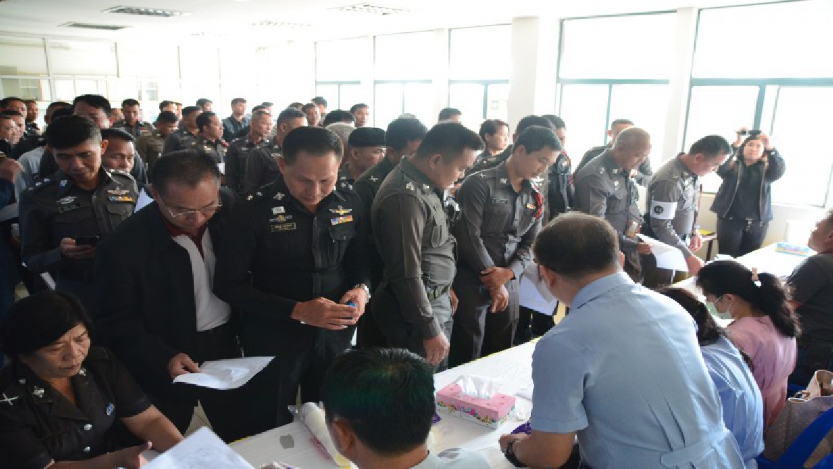 ผู้การอุบลฯ เซอร์ไพรส์..!! จับตำรวจตรวจฉี่คาห้องประชุม ผลตรวจ..ขาวสะอาดทั้งโรงพัก  (มีคลิป)