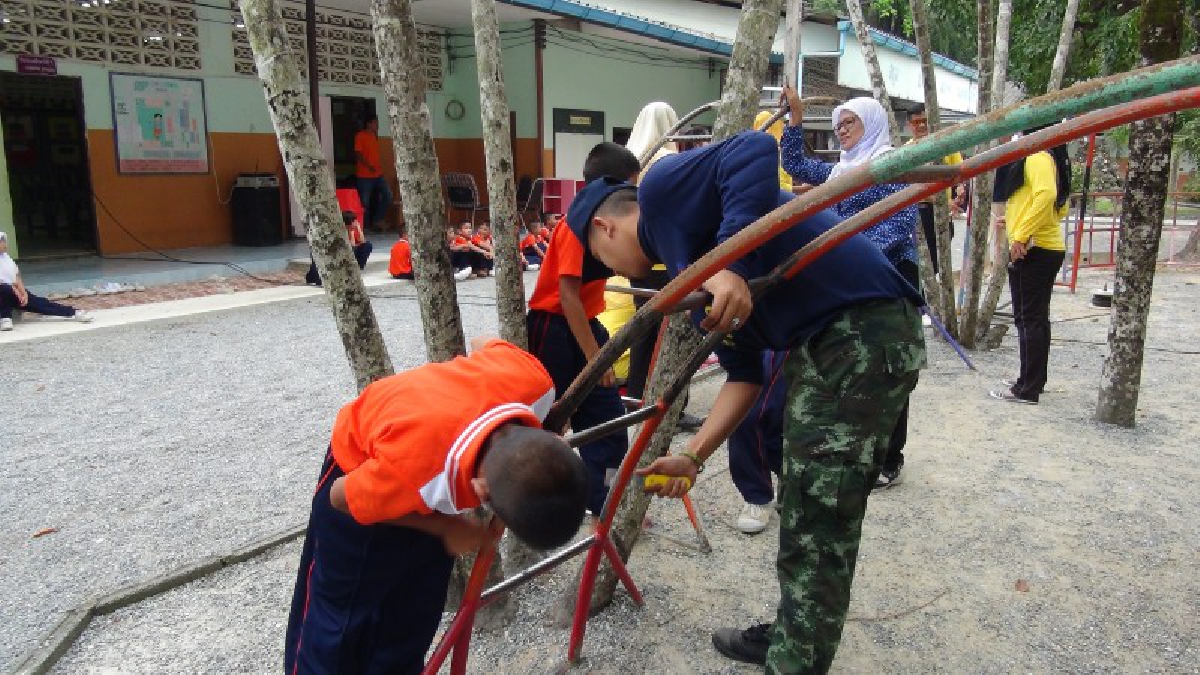 สวท.สตูลยกทัพแฟนคลับคนรักษ์คลื่นวิทยุลุยโรงเรียนพื้นที่ทุรกันดาร ช่วยซ่อมแซมห้องสมุด สนามเด็กเล่นจับทาสีตกแต่งใหม่ คืนความสุขสร้างรอยยิ้ม