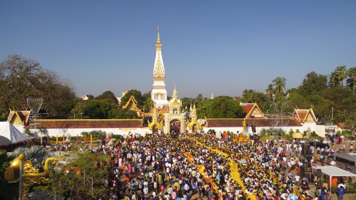 นครพนม!! พลังศรัทธาไทย-ลาวนับแสน ร่วมแห่พระอุปคุต ปชช.- นทท.แห่ทำบุญแน่นวัดบุญใหญ่อีสาน เงินสะพัดปีละกว่าร้อยล้าน (มีคลิป)