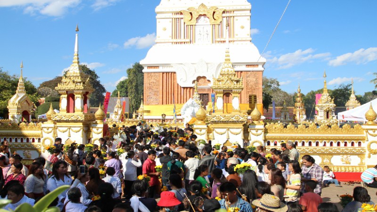 คึกคัก.!! นทท.แห่เที่ยวทำบุญ งานพระธาตุพนมวันแรก หลายคนบ่น..ค่าจอดรถสุดแพง..!?? (มีคลิป)