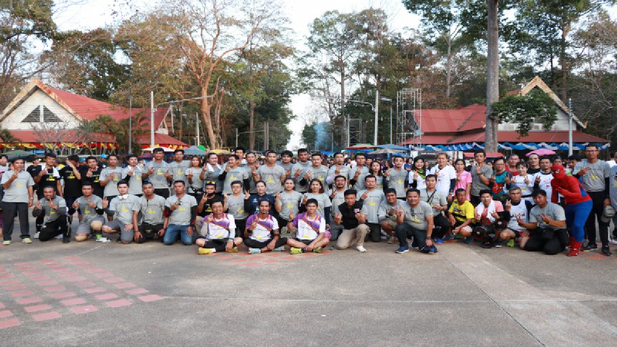 อำนาจเจริญ..! แฟนคลับกรี๊ดสนั่น "เบิ้ล ปทุมราช" นักร้องลูกทุ่งชื่อดัง ร่วมวิ่งระดมทุนหาเงินช่วย รพ.บ้านเกิด  (ชมคลิป)