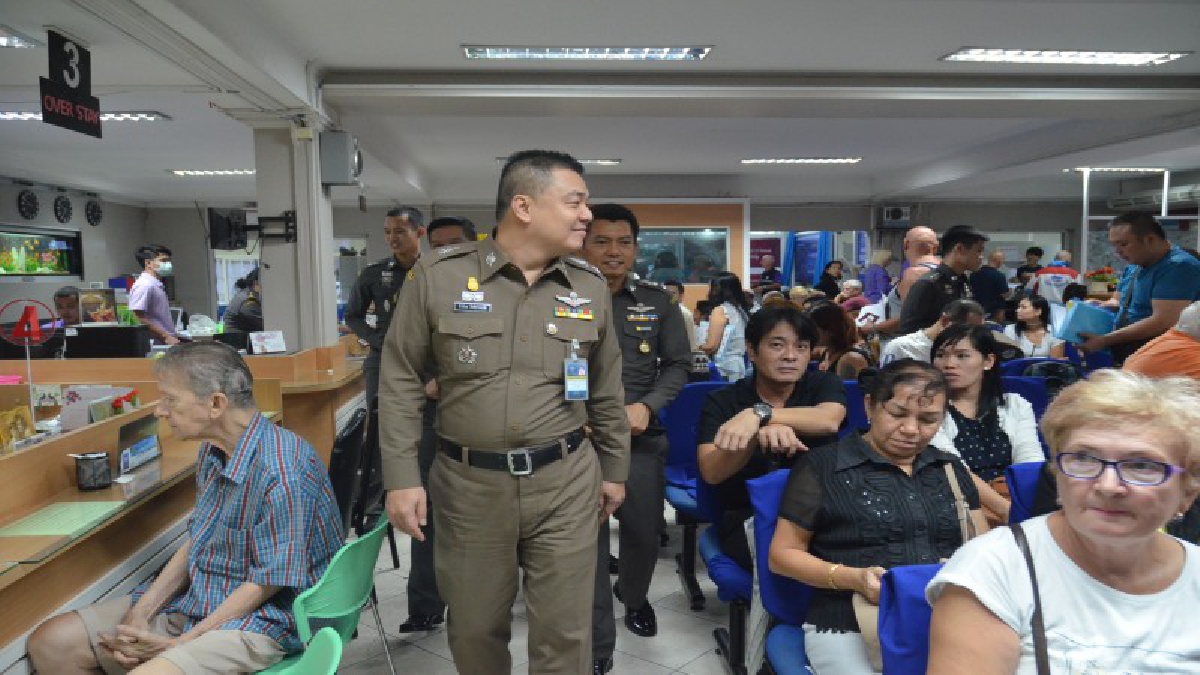 ตม.ชลบุรีกวาดล้างต่างชาติเข้ามาทำงานโดยผิดกฏหมายและแย่งอาชีพคนไทยกว่า 100 คน (มีคลิป)
