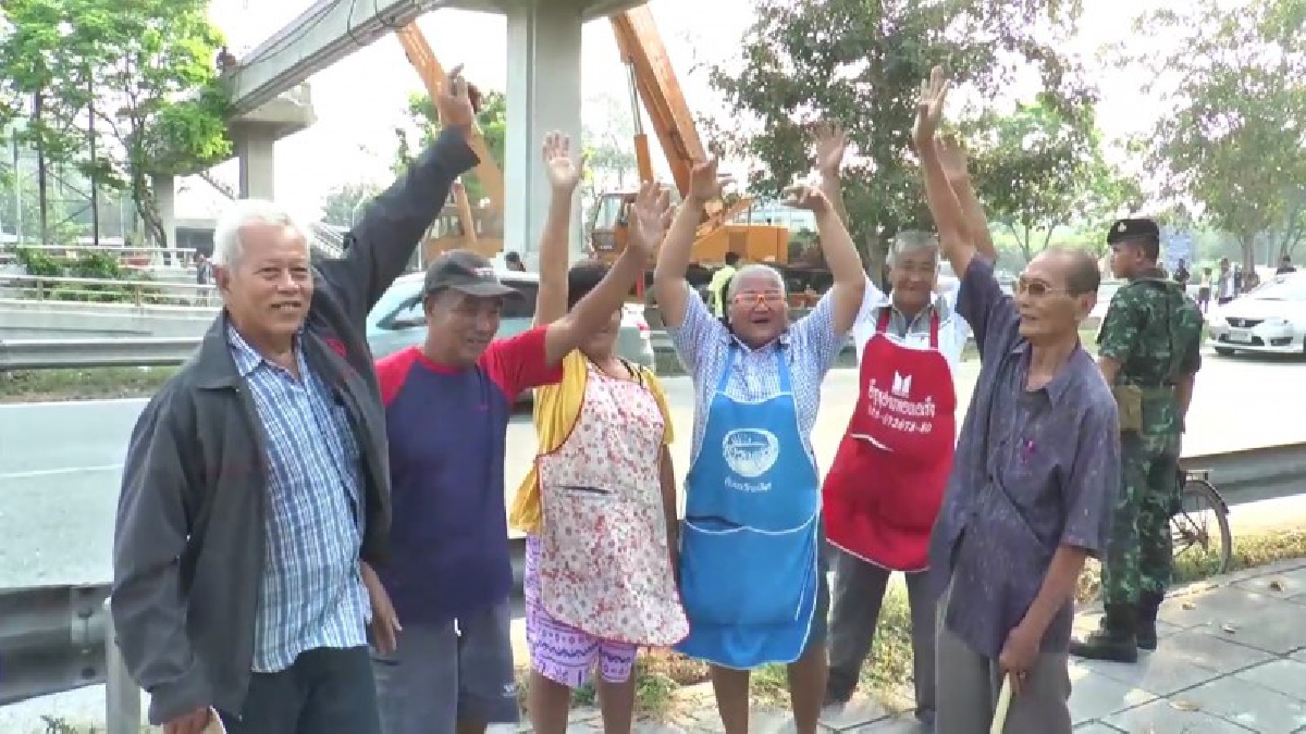 เฮสนั่น!! ชาวบ้านสุดดีใจที่เร่งซ่อมแซมสะพานลอย แต่ก็ยังสะเทือนใจกับเหตุ พระเดินบิณฑบาต ต้องสังเวยชีวิต หลังรถชนสะพานลอยพังนานเกือบ 1 ปี..!??