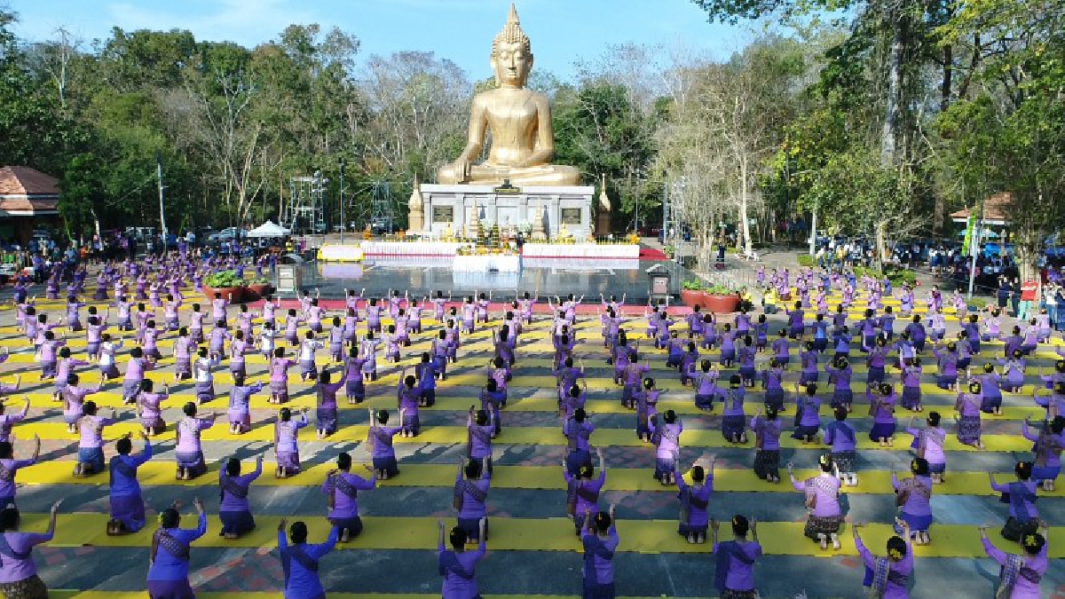 อำนาจเจริญ..คึกคัก!! นักท่องเที่ยวไทย-ลาว แห่ชมรำบูชาพระมงคลมิ่งเมือง จากสาวงามพันกว่าชีวิต (ชมคลิป)