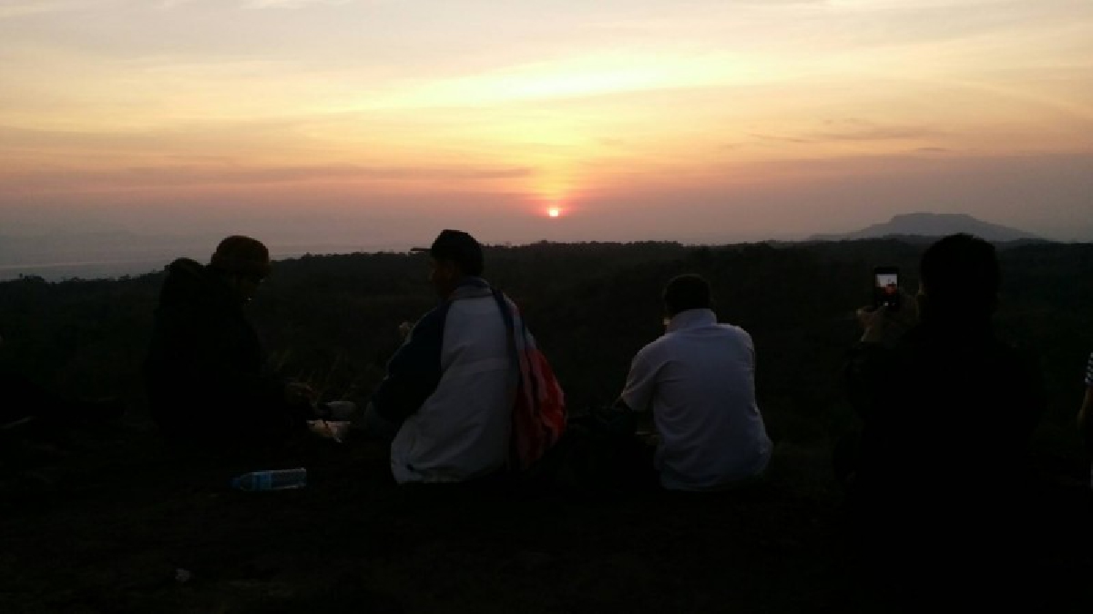 นครพนม..! นทท. แห่พิชิตเขาภูลัง ชมอันซีนแสงแรกสองฝั่งไทย-ลาว พร้อมไหว้เจดีย์ศักสิทธิ์ (มีคลิป)