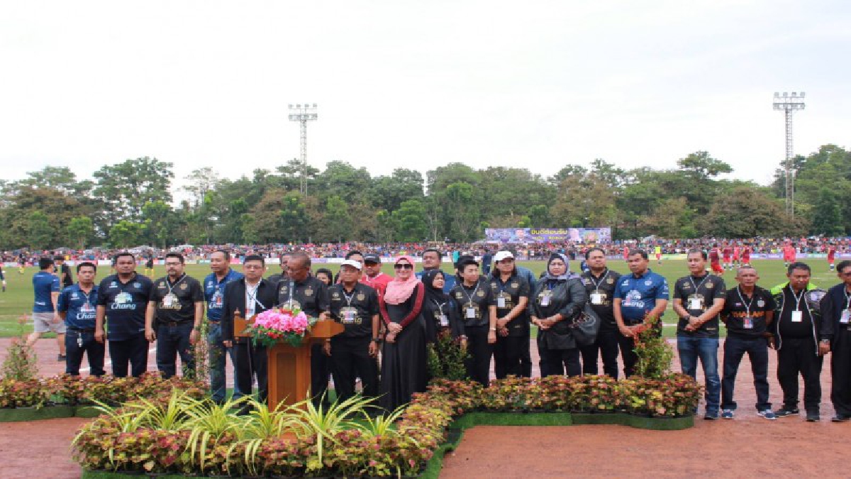 ชาวนราธิวาสร่วมชมฟุตบอลนัดกระชับมิตรเชื่อมสัมพันธ์ 2 ประเทศเมืองชายแดนกันล้นสนาม ชมฟรีพร้อมร่วมลุ้นรางวัล
