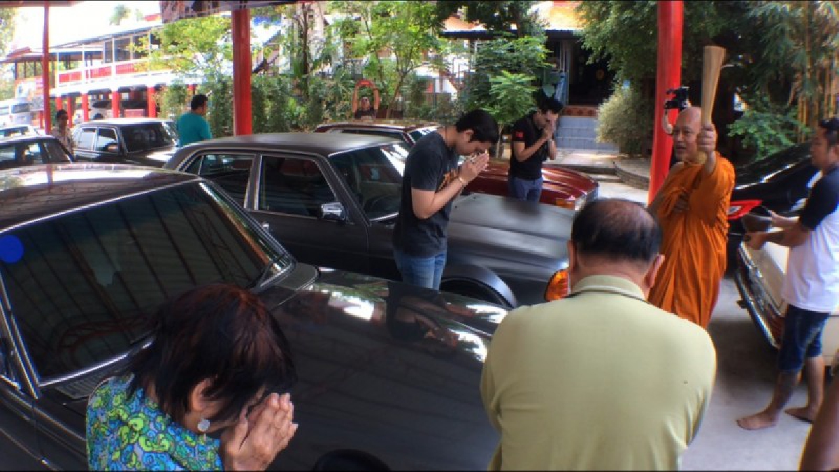 สายบุญ...กลุ่มรถเบนซ์คลาสสิก รวมตัวเดินสายทำบุญไหว้พระเก้าวัด ขอพรเกจิชื่อดังเมืองกรุงเก่า ทำบุญ ให้กับผู้สูงอายุบ้านวาสนะเวศม์(ดูคลิป)
