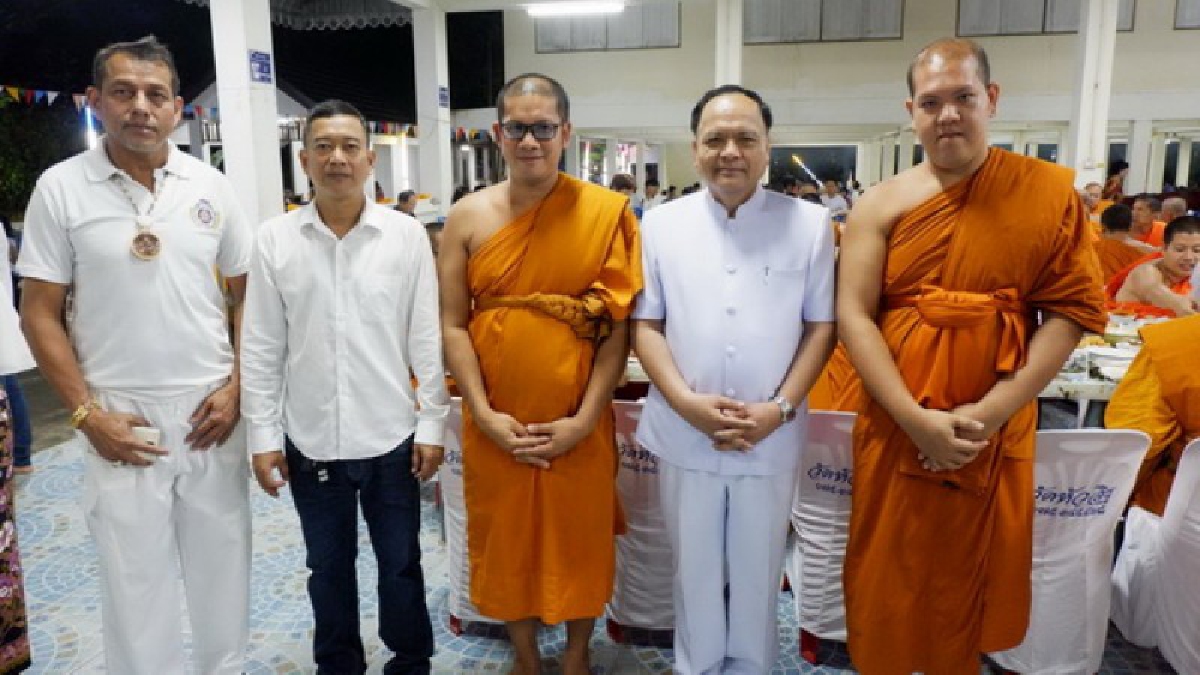 อิ่มบุญ...ชาวพุทธนับพันคน ร่วมประเพณีบุญให้ทานไฟ วัดชื่อดังเมืองคอน (ชมคลิป)