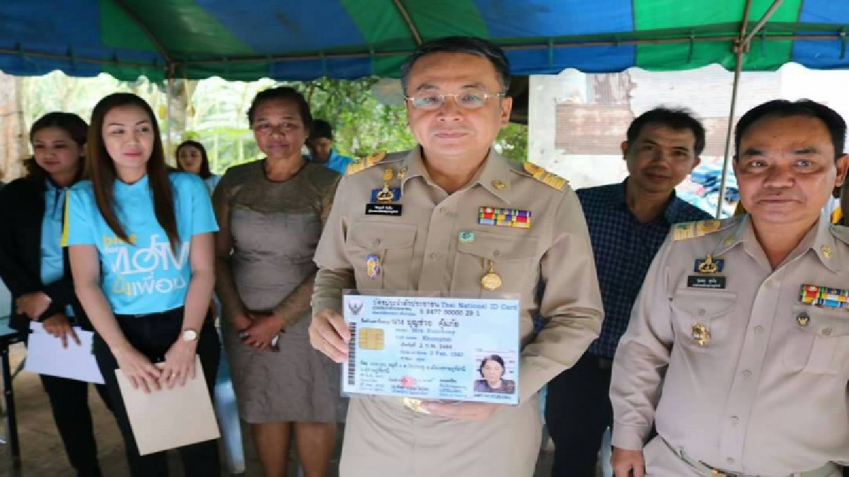 พ่อเมืองสุราษฎร์ธานีลงพื้นที่เยี่ยมเยียนและมอบสิ่งของเครื่องใช้จำเป็นแก่ราษฎรผู้ยากไร้