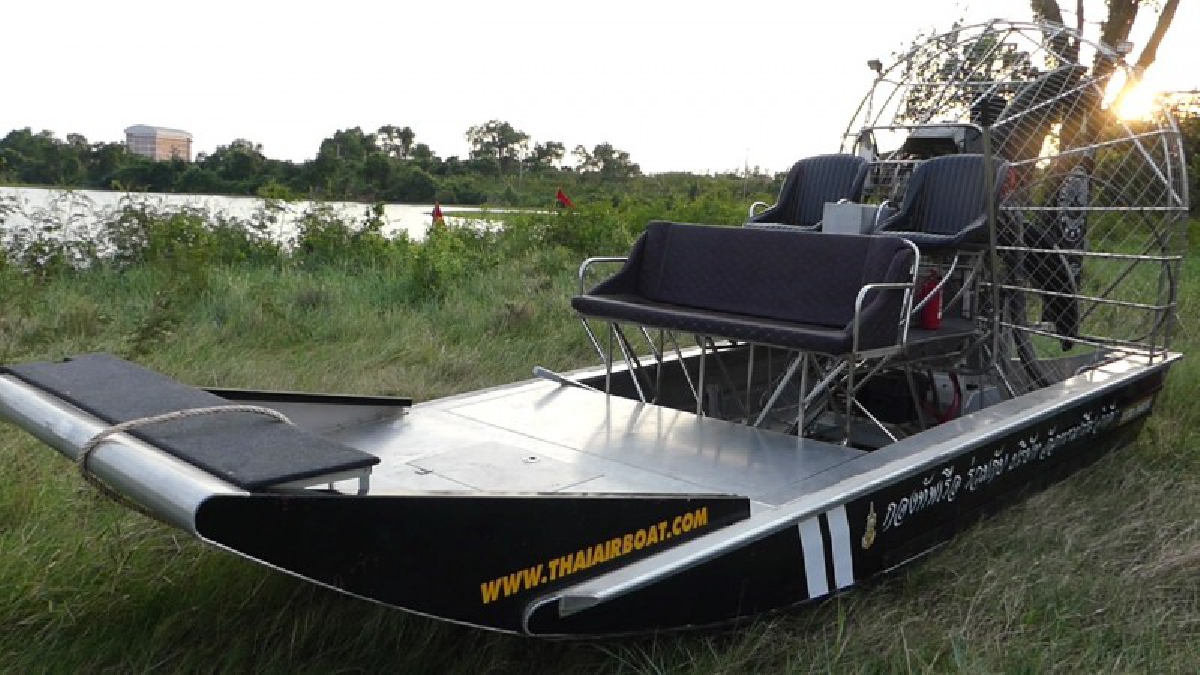 ปทุมธานีผอ.กองเรือเล็กทดสอบเรือแอร์โบ๊ทขับเคลื่อนผิวน้ำด้วยกำลังลมสะเทินน้ำสะเทินบก