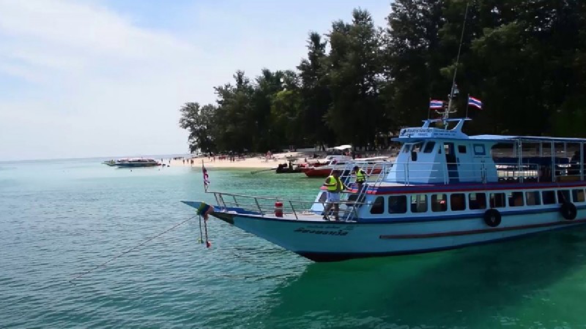 นักท่องเที่ยวต่างชาติและคนไทยแน่น โดยเฉพาะ ถ้ำมรกต เกาะมุก และเกาะกระดาน ในทะเลตรัง