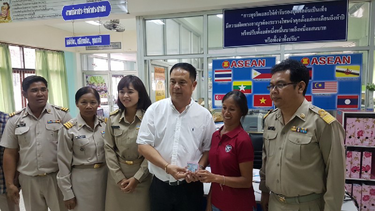 **มอบชีวิตใหม่ นายอำเภอบัวใหญ่ช่วยสาวฟันใบ้พิการฟันเหยินวันนี้พาทำบัตรประชาชนใหม่