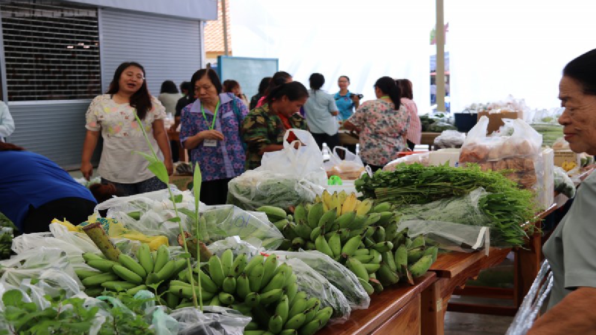 ตราด!! เปิดตลาดนัด "ต่ำกว่าทุน" ตลาดนัดโพธิสัตย์วัดไผ่ล้อม(มีคลิป)