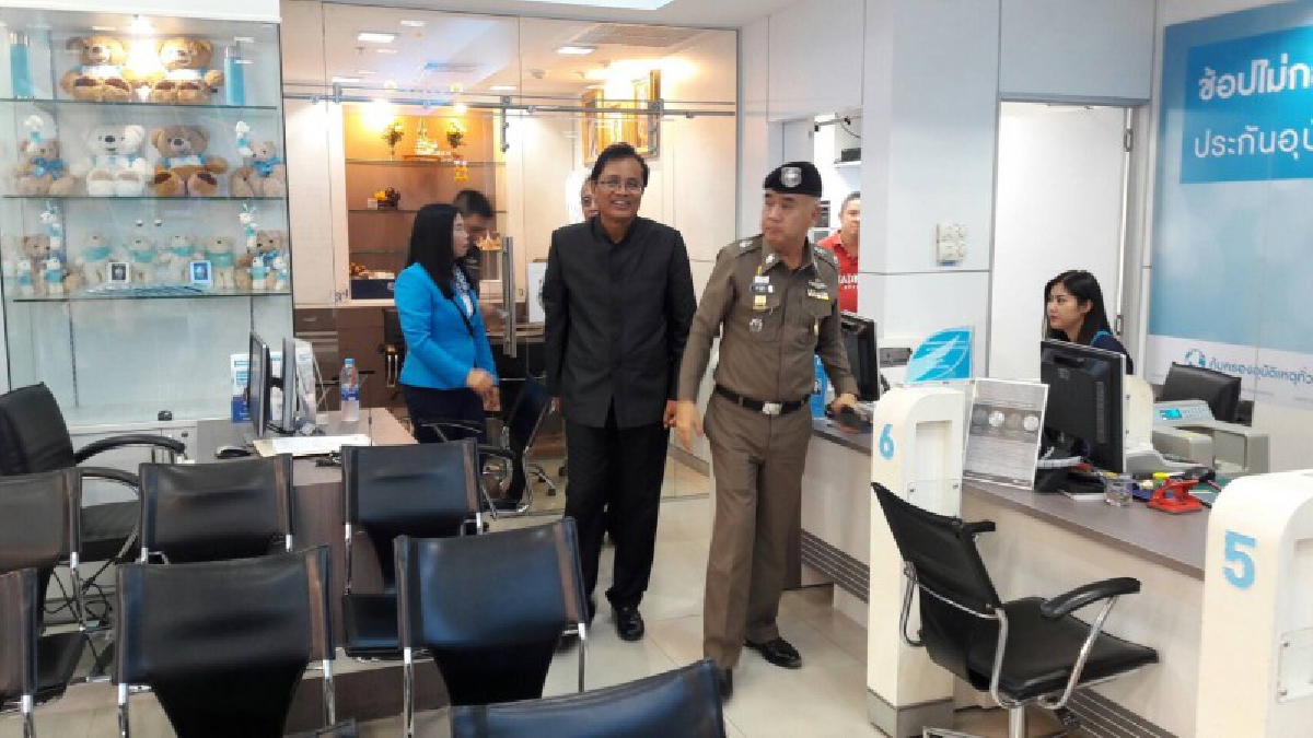 ผู้ว่าราชการจังหวัดฉะเชิงเทรา รุดเยี่ยมให้กำลังใจเจ้าหน้าที่ธนาคารกรุงไทยสาขาบางวัว หลังคนร้ายใช้อาวุธคล้ายปืนจี้ชิงทรัพย์ เมื่อช่วงบ่าย