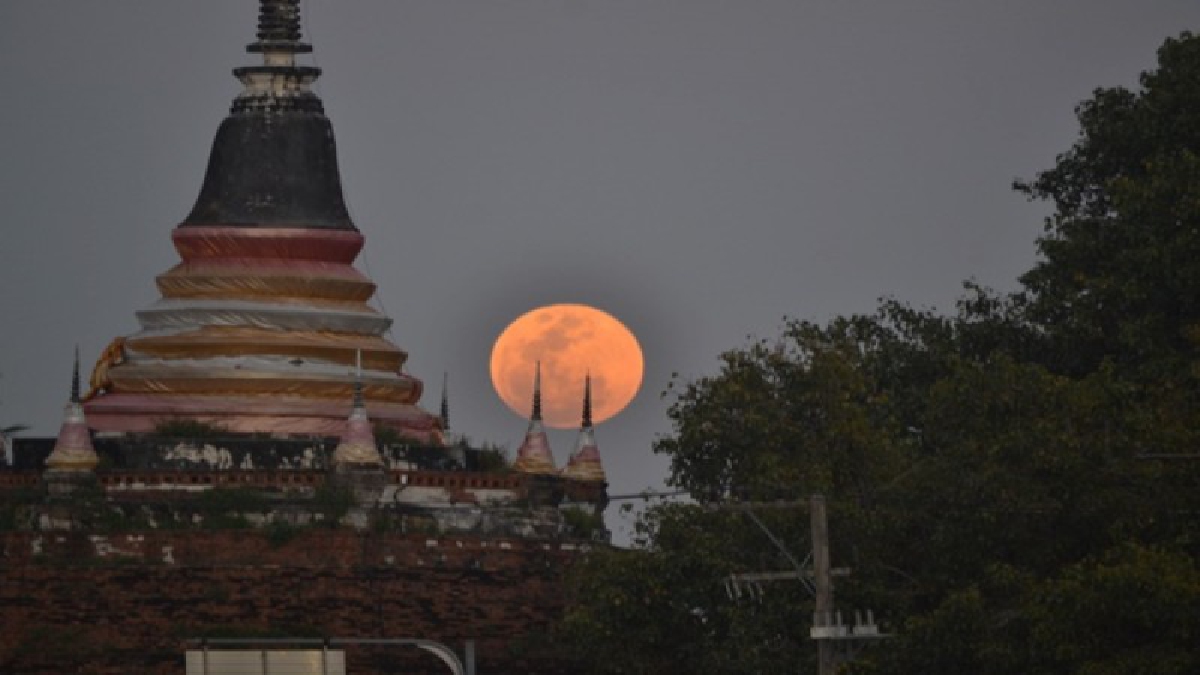 ไม่ผิดหวังมองเห็นเต็มตา...ชาวพิษณุโลกเฝ้าชมพระจันทร์สีเลือดจันทรุปราคาเต็มดวง