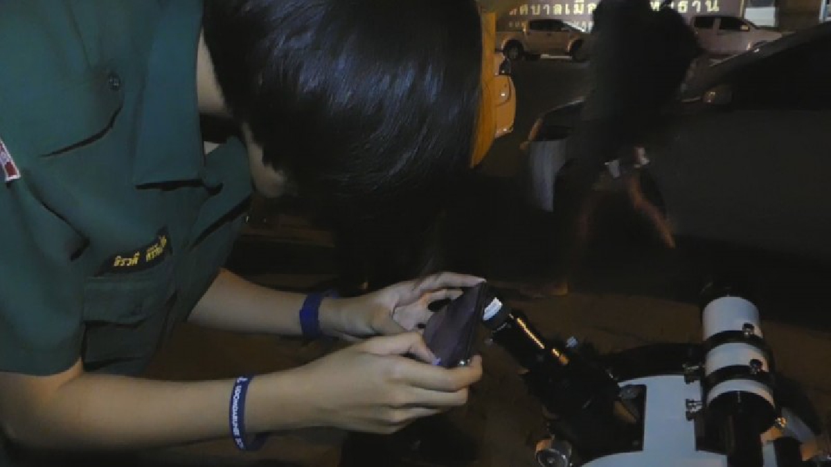 ประชาชนร่วมชมปรากฏการณ์พระจันทร์สีเลือดอย่างคับคั่ง