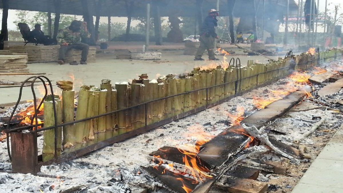 ชาวบ้านช่วยวัดพระบรมธาตุเผาข้าวหลามในงานประเพณีเพ็ญเดือน 3 ใช้ข้าวเหนียว2ตันมะพร้าว 6,500 ลูกเน้นหวานมันอร่อยไม้ไผ่1,200ลำคนแห่งซื้อเพียบ