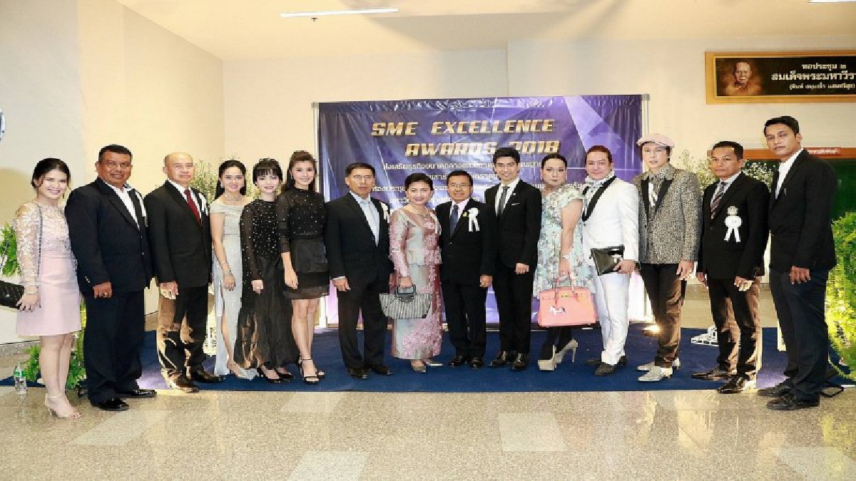 พ่อเมืองพัทลุงนำทีมผู้บริหารเข้ารับรางวัลเป็นจังหวัดต้นแบบด้านการส่งเสริมสนับสนุนSME แก้จนดีเด่นสร้างภาพลักษณ์ให้เศรษฐกิจและการท่องเที่ยวไทย